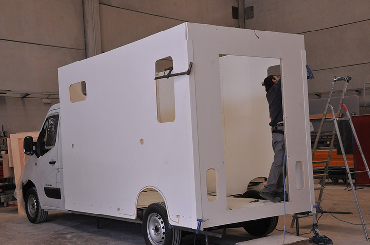 Carrosserie Ameline es capaz de personalizar furgonetas para transportar caballos